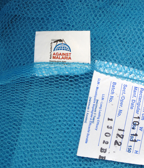 Kelambu anti-malaria terpasang — program Against Malaria Foundation (foto: GiveWell)