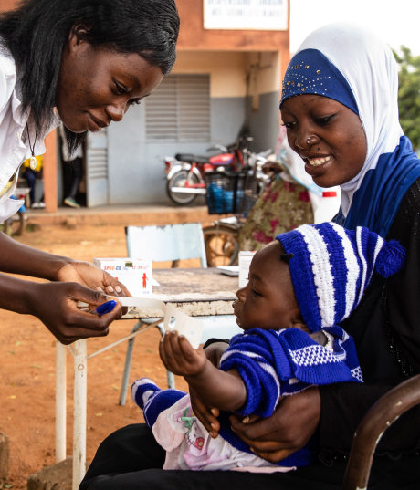 Anak menerima obat pencegahan malaria musiman (foto: GiveWell)