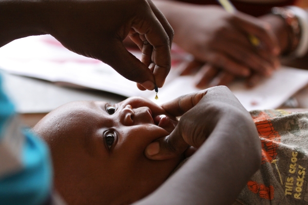 Anak menerima suplemen vitamin A — program Helen Keller Intl (foto: GiveWell)